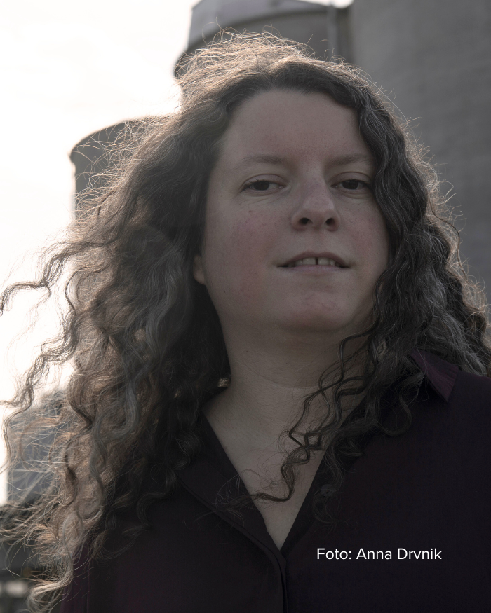 Maria gick på Feministiska studier. Här blickar hon in i kameran.