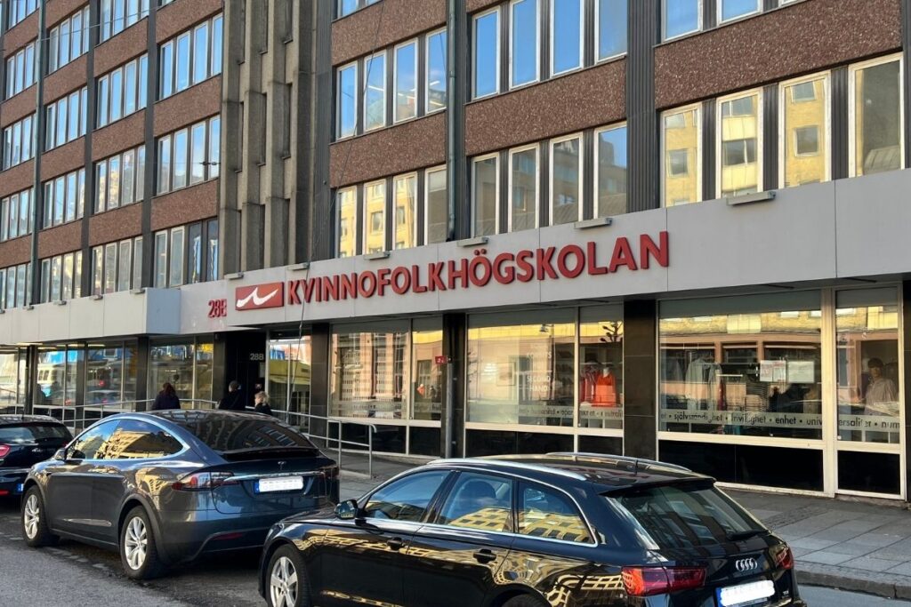 Kvinnofolkhögskolans entré på Första Långgatan i Göteborg