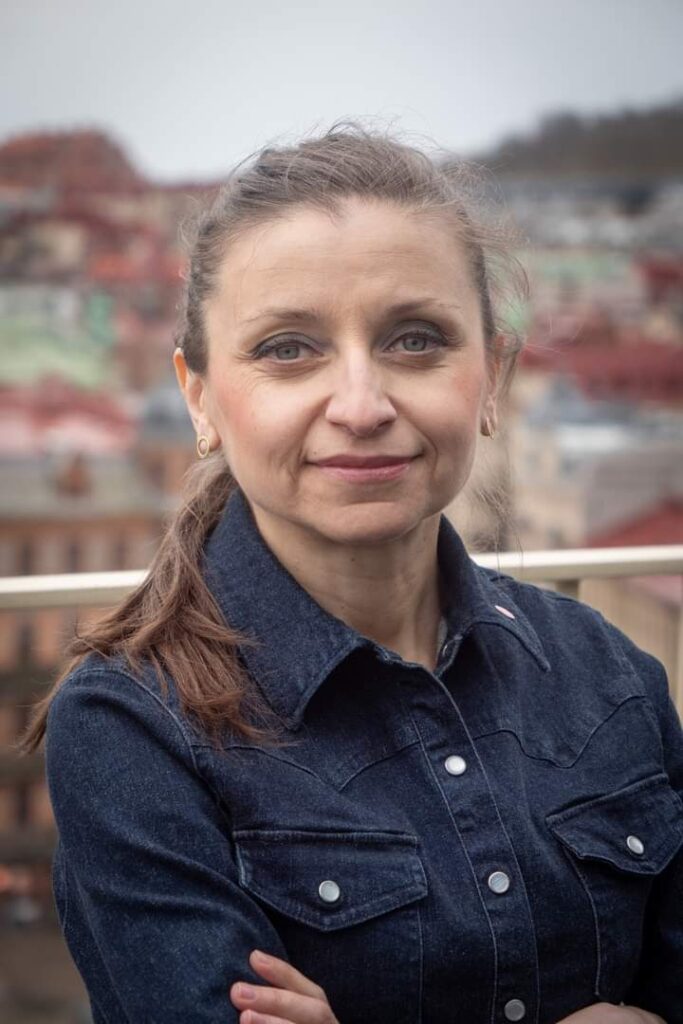 Kvinnofolkhögskolans rektor, Mariya Voyvodova, klädd i blått, blickar in i kameran.